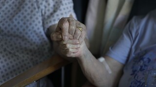 Pacienti už nebudú izolovaní, v nemocniciach povolili návštevy