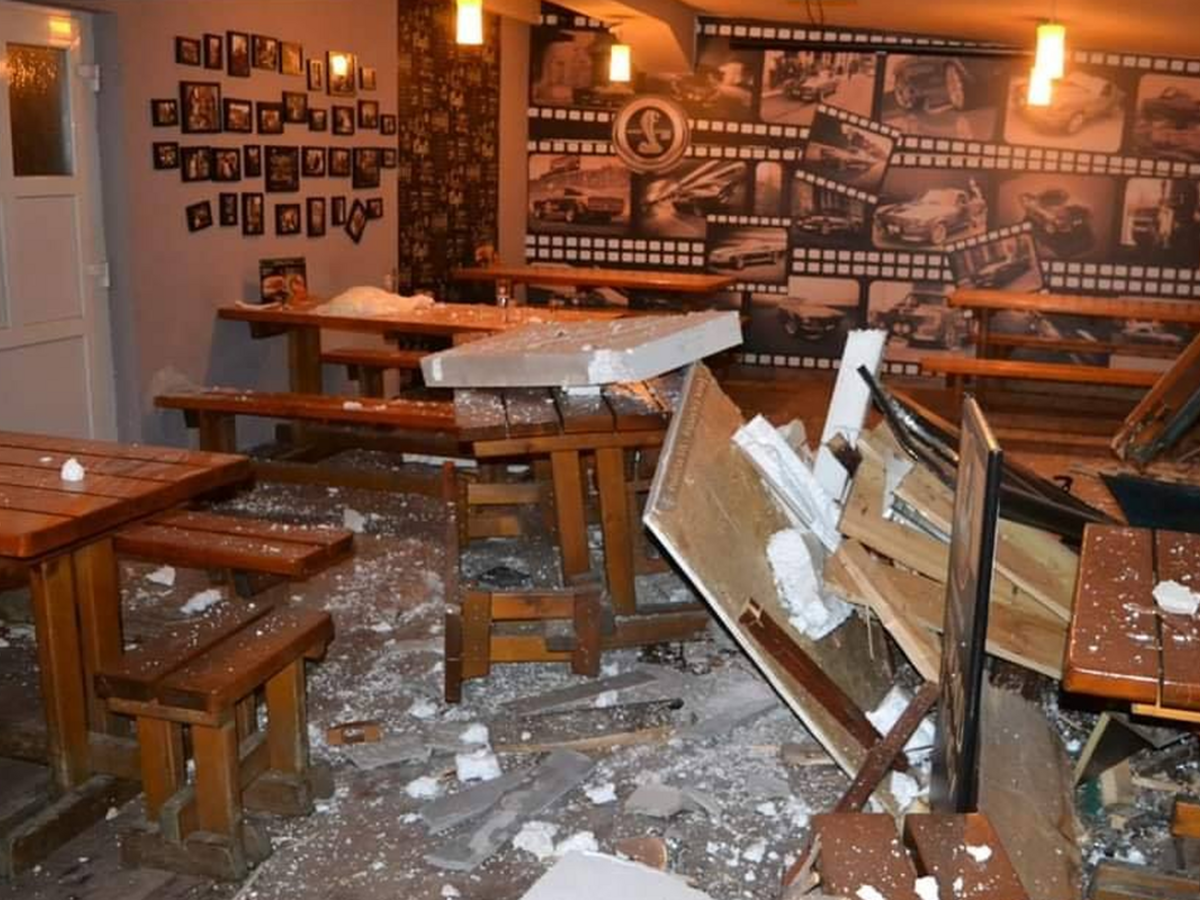 Opilec vletel autom do baru a zdemoloval nábytok. Polícii utekal