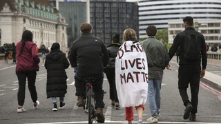 V Británii platí zákaz zhromažďovania sa, protestujúcich to neodradilo