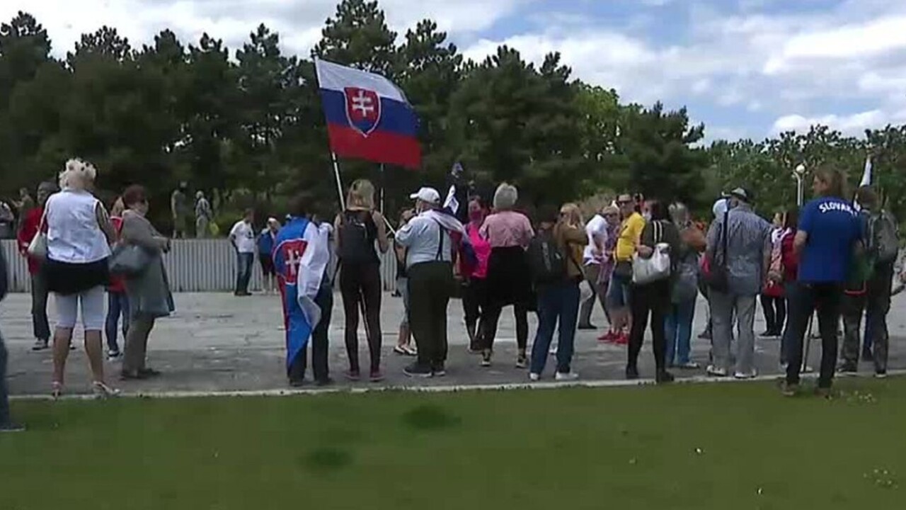 Pred úradom vlády sa konal protest, ľudia žiadali demisiu