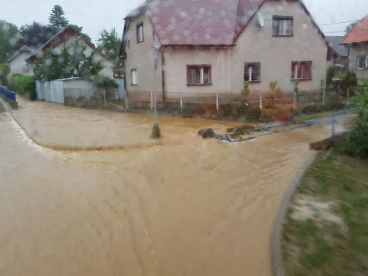 Mŕtvy, nezvestná i strhnutý most. V Česku udreli povodne
