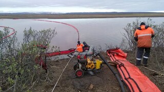 Ropu z havárie v Rusku sa nedarí zadržať, šíri sa aj cez zábrany