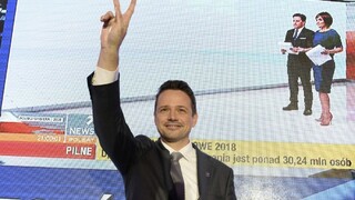 Poľská televízia čelí kritike, snaží sa znevážiť prezidentovho rivala