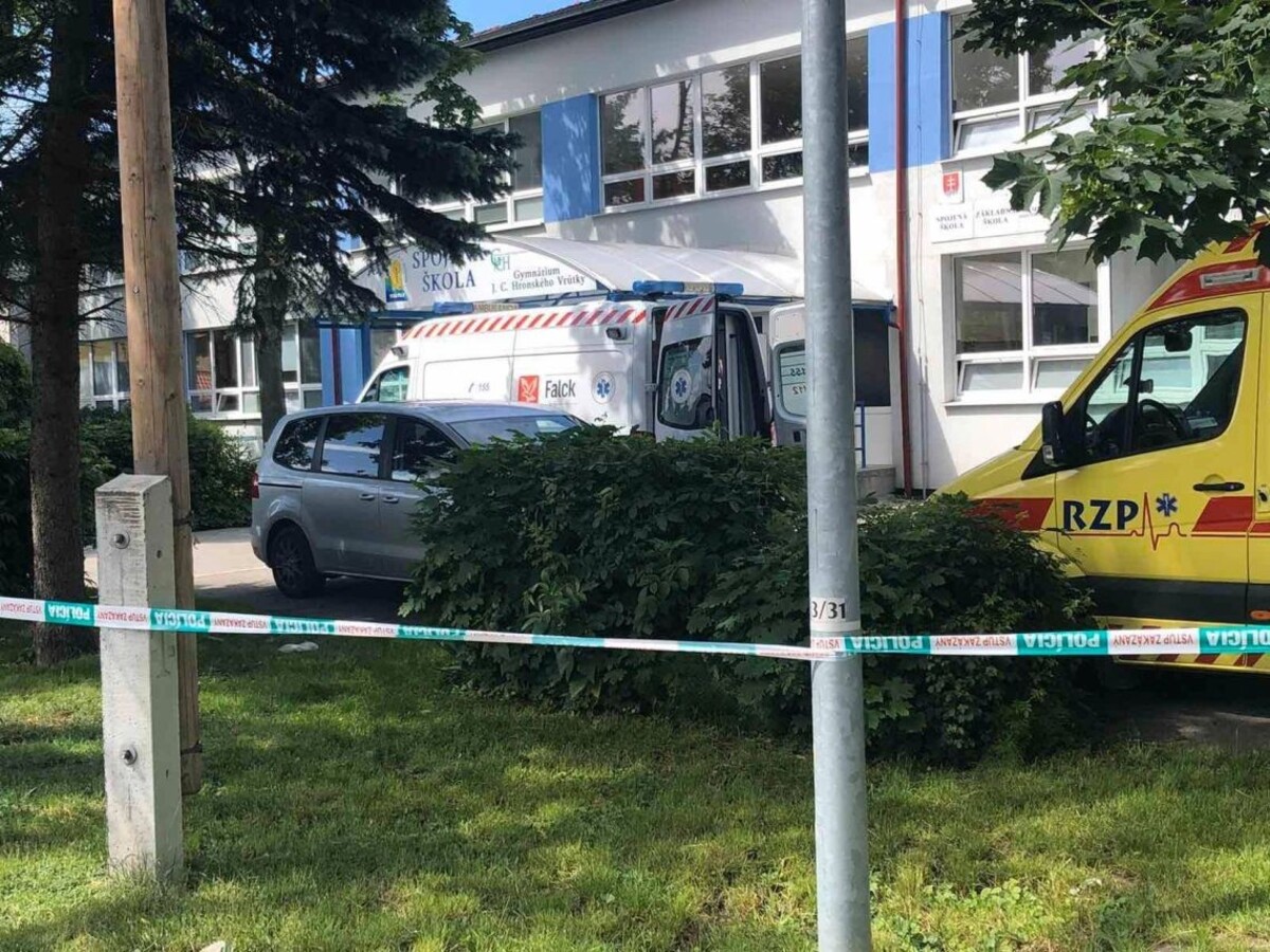Útočník v škole zabil muža, ktorý sa mu postavil. Zranil i deti