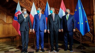Lídri V4 rokovali na zámku, volajú po férovom rozdelení peňazí EÚ