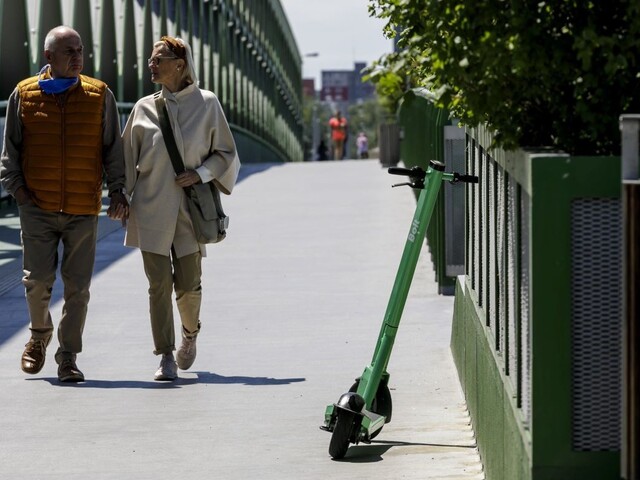 Bratislavu zahltili zdieľané kolobežky. Spôsobujú viaceré problémy