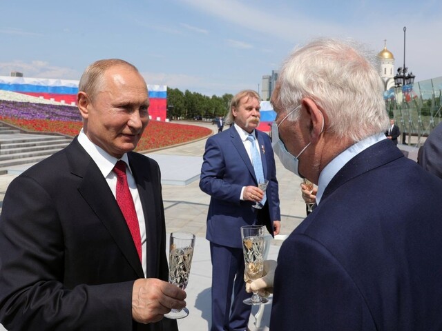 Putin sa po mesiacoch objavil na verejnosti, pre vírus bol v izolácii