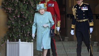 Bez kočov i stíhačiek. Kráľovná oslavuje tento rok skromnejšie