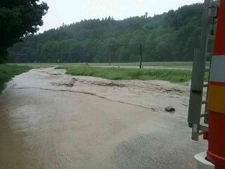 Zatopilo domy i cesty. V trenčianskej Drietome sa vylial potok