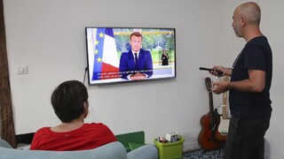 Macron v prejave odsúdil rasizmus, odmieta však strhávanie sôch