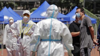 Čína hlási desiatky prípadov, novým ohniskom je hlavné mesto