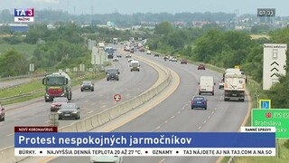 Jarmočníci spomaľovali dopravu na D1. Búria sa proti obmedzeniu