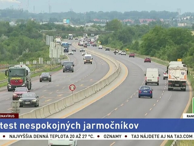 Jarmočníci spomaľovali dopravu na D1. Búria sa proti obmedzeniu