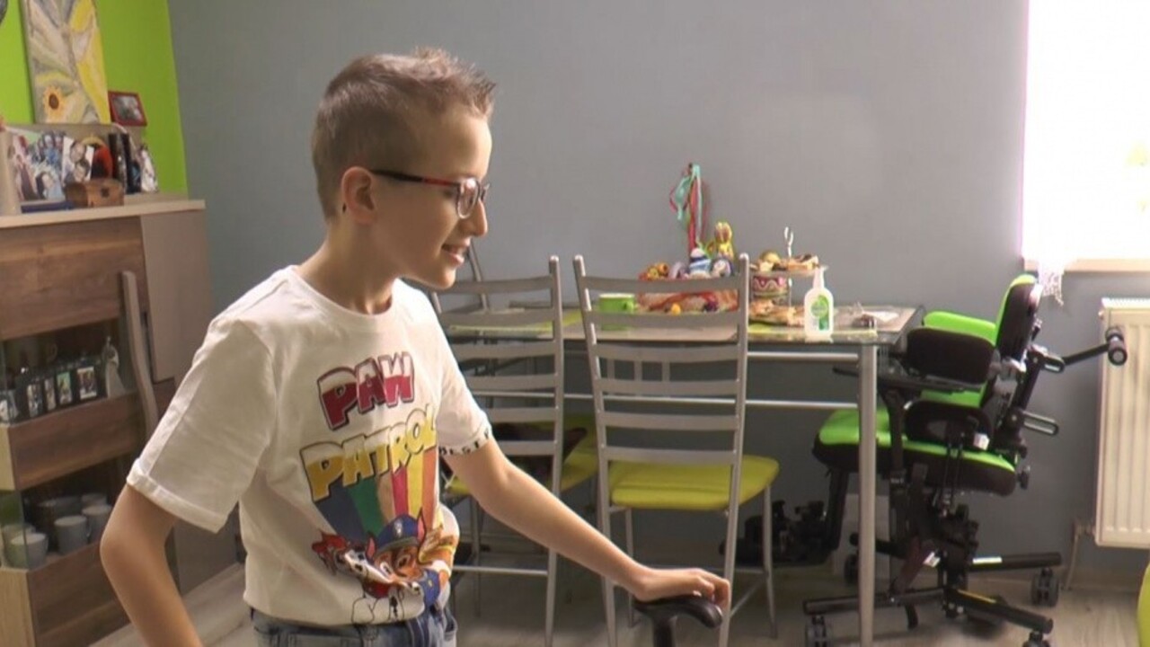 Alex s detskou mozgovou obrnou neustále napreduje, rodičia nechcú poľaviť v úsilí
