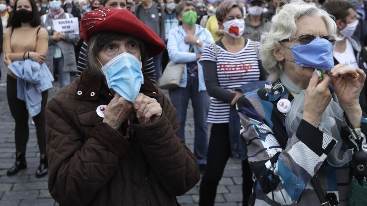Rúška, atrakcie, hromadné akcie. Česko uvoľňuje vo veľkom