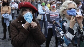 Rúška, atrakcie, hromadné akcie. Česko uvoľňuje vo veľkom