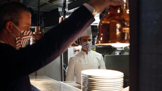 Otvorené obchody, stravovanie vnútri. V Európe naďalej uvoľňujú