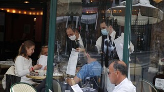 Kaviarne i reštaurácie. Francúzi si užívajú uvoľnenie opatrení