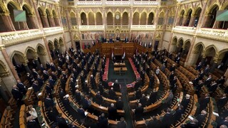 Vládol dekrétmi. Rozhodli o ukončení Orbánových právomocí