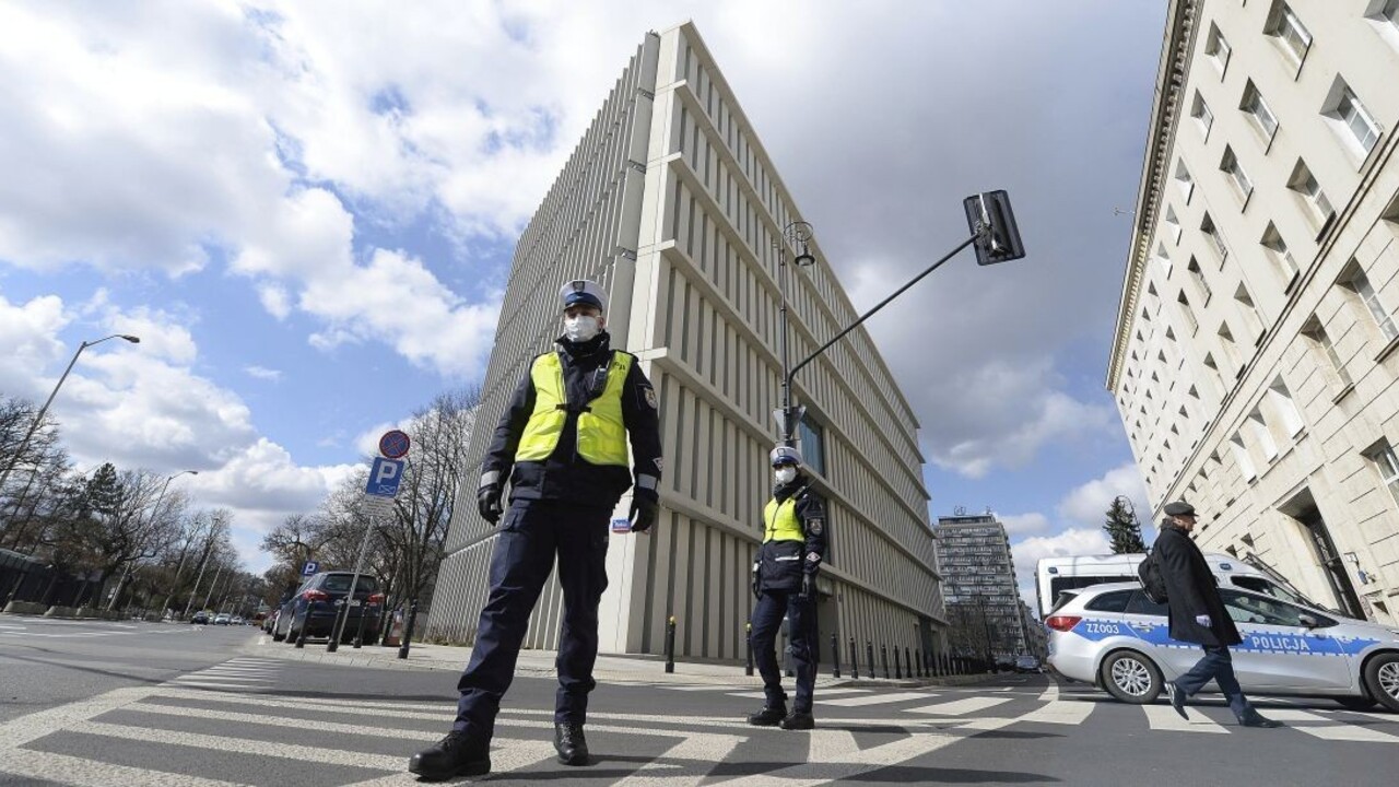 Pri poľskom parlamente sa zapálil muž. Polial sa horľavinou