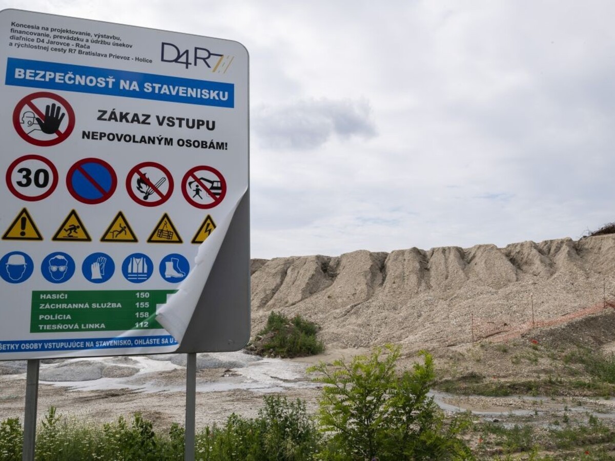 Potvrdili, že násyp na D4R7 poškodila búrka. Bežné, tvrdí stavebník