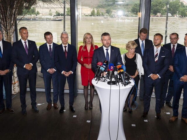 Pellegrini ukázal, kto s ním odchádza zo Smeru do novej strany