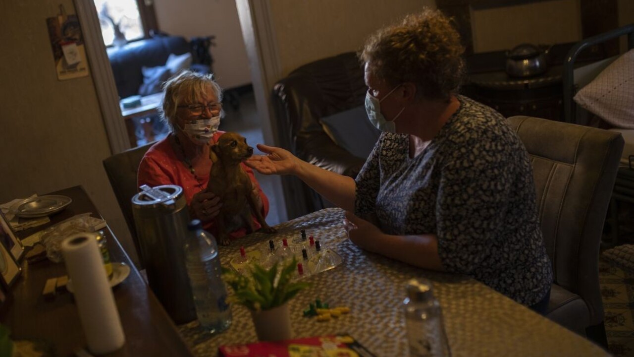 Tisícom opatrovateľov zvýšia príspevky na úroveň minimálnej mzdy