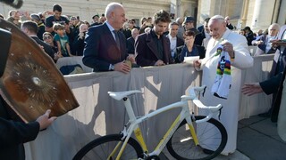 Pápež vydražil Saganov bicykel, z peňazí podporia nemocnice