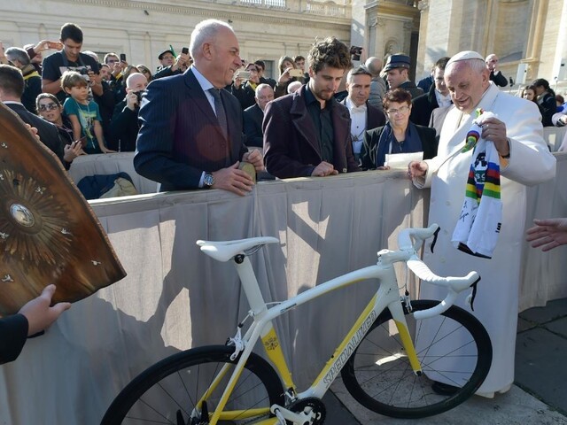 Pápež vydražil Saganov bicykel, z peňazí podporia nemocnice