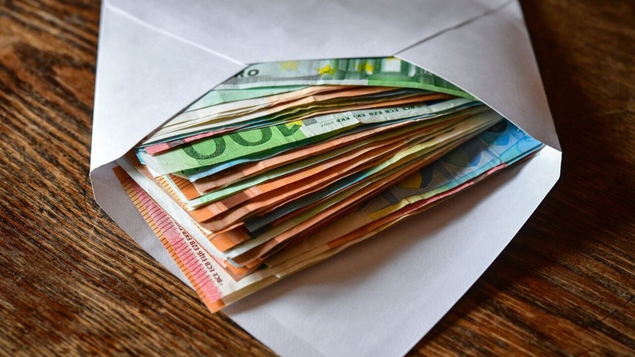 Dron odfotografoval premiéra pri zlatých tehlách, peniazoch a pištoli, peniaze