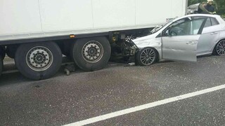 Auto zostalo zakliesnené pod kamiónom, zrážka si vyžiadala obeť