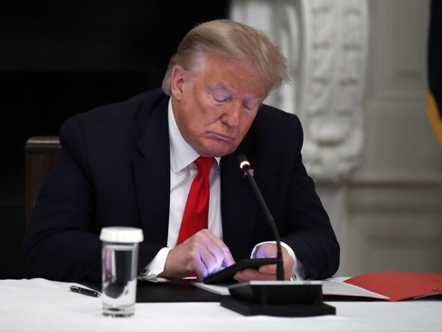 Šiesti ľudia, ktorí organizovali Trumpov míting, majú koronavírus