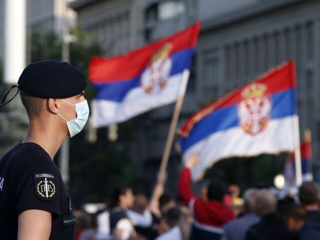 Prvé voľby od začiatku pandémie. Srbsko si volí nový parlament