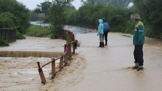 Vydali výstrahy pred dažďom i povodňami. Voda ohrozuje i západ