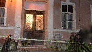 Ženu polial žieravinou, na syna vystrelil. Útočníka už obvinili