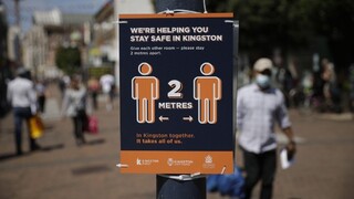 Jedni opatrenia uvoľňujú, iní sprísňujú. Bojujeme s prvou i druhou vlnou