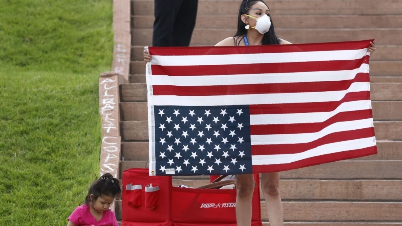 Obetí v USA je vyše 120 000, juh i západ bojujú s novou vlnou