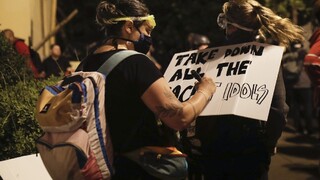 Rozzúrený dav v USA chcel strhnúť sochu bývalého prezidenta