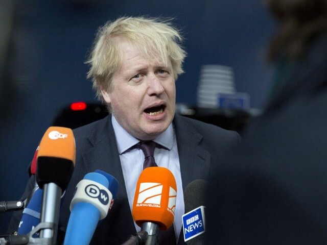 Johnson uvoľňuje opatrenia. Otvoria sa kiná či múzeá