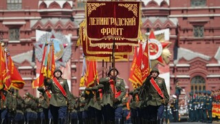 Rusko predviedlo vojenskú silu, prehliadka meškala pre vírus