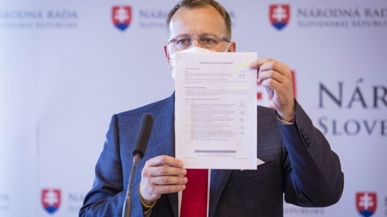 Kollár by mal pre diplomovku odstúpiť, myslí si minister Mičovský