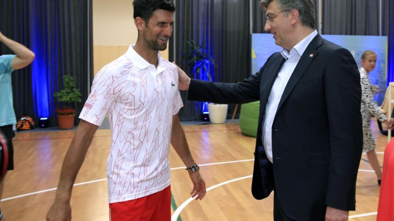 Premiér sa stretol s nakazeným Djokovičom, do karantény nechce
