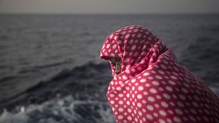 Zachránení migranti boli nakazení, sú v karanténe na lodi