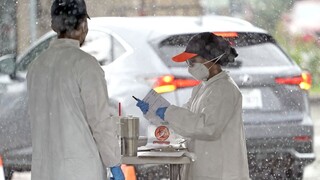 Opatrenia v EÚ sa uvoľňujú, pandémia trápi najmä Ameriku