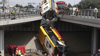 V hlavnom meste Poľska sa z mosta zrútil autobus, hlásia obeť