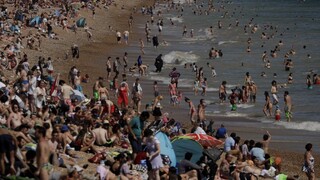 V Británii bolo horúco, ľudia napriek pandémii húfne zaplnili pláže