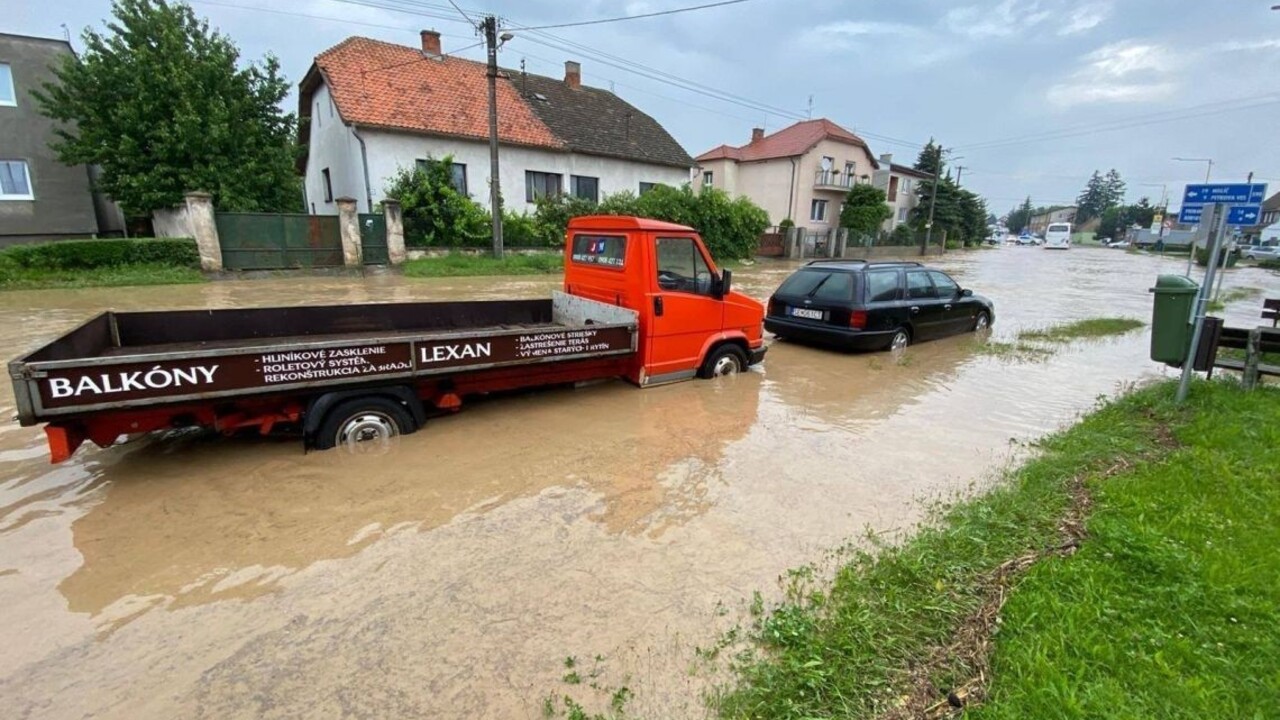 Zaplavené a neprejazdné cesty. Takto to vyzeralo na Záhorí