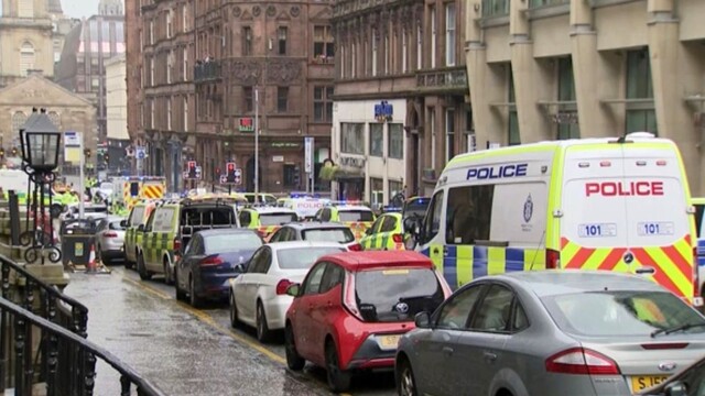 Z Glasgowa hlásia viacero obetí, medzi dobodanými je aj policajt