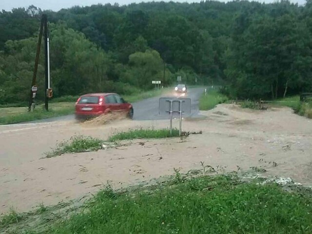 Hasiči hlásia desiatky výjazdov, počasie vyčíňalo po celom Slovensku