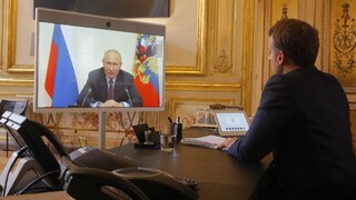 Macron s Putinom hovorili o Líbyi, vyzvali na prímerie